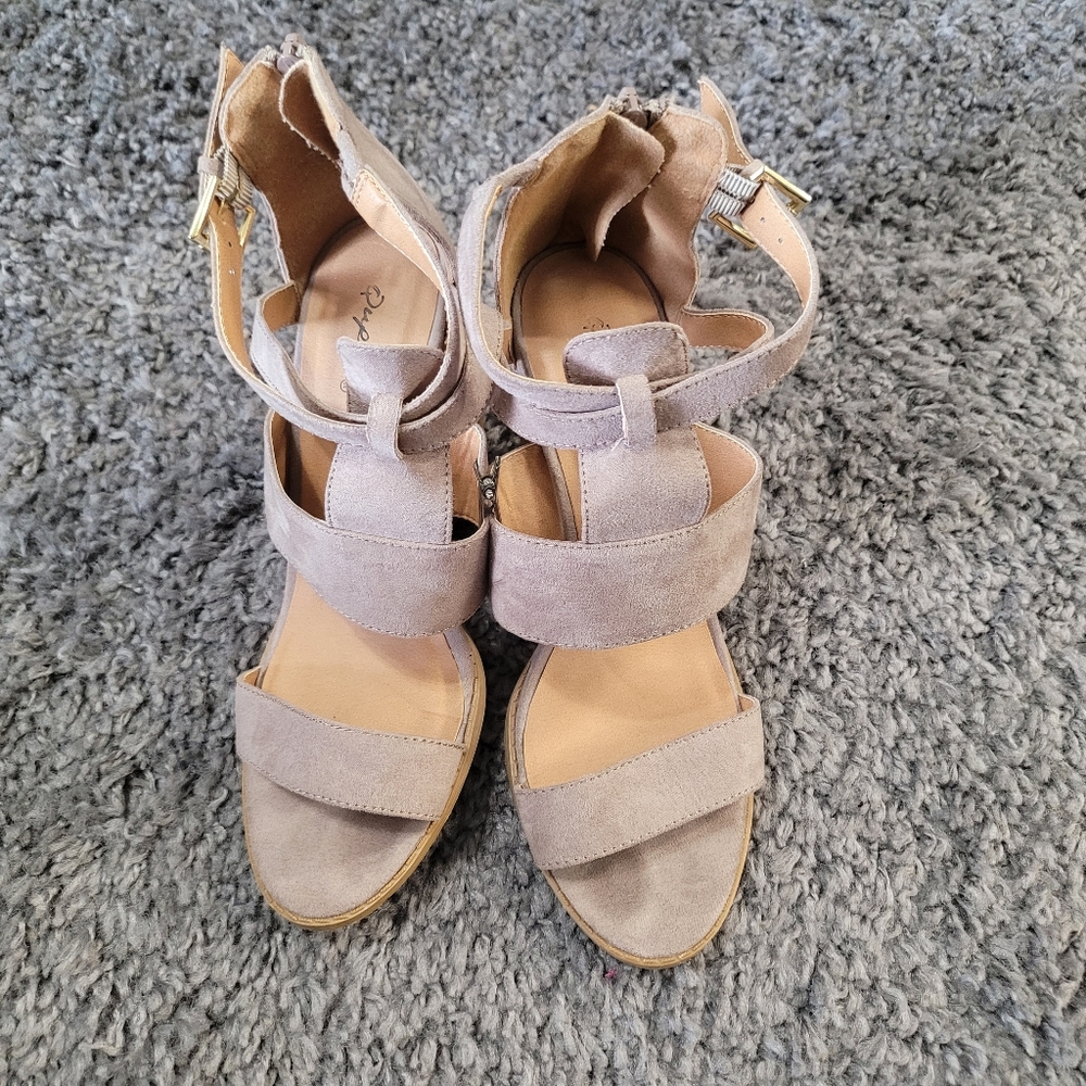 Woman's size 7 strappy heals